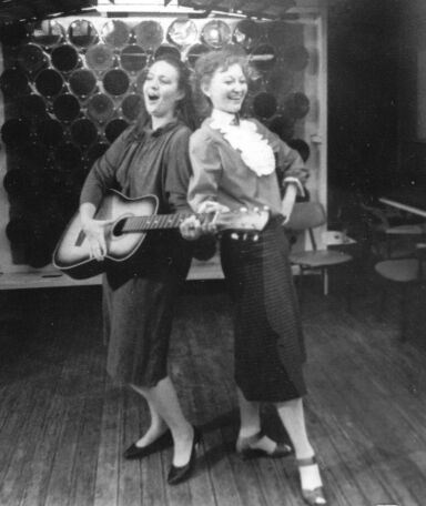 Daisy (справа) выступает с Юлией Базилинской (1986)