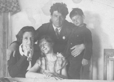С семьей. Середина 1930-х
